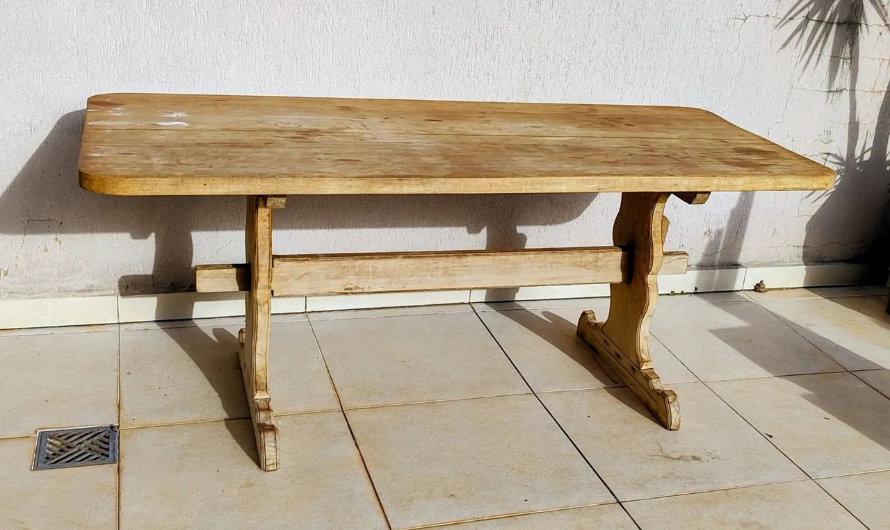 Mesa e cadeiras de madeira maciça 