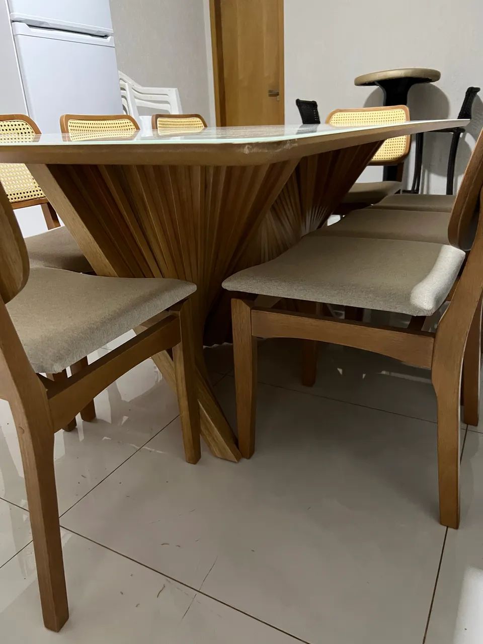 Mesa de Jantar com 08 cadeiras 2.20x1.10 Madeira Maciça  - Foto 2