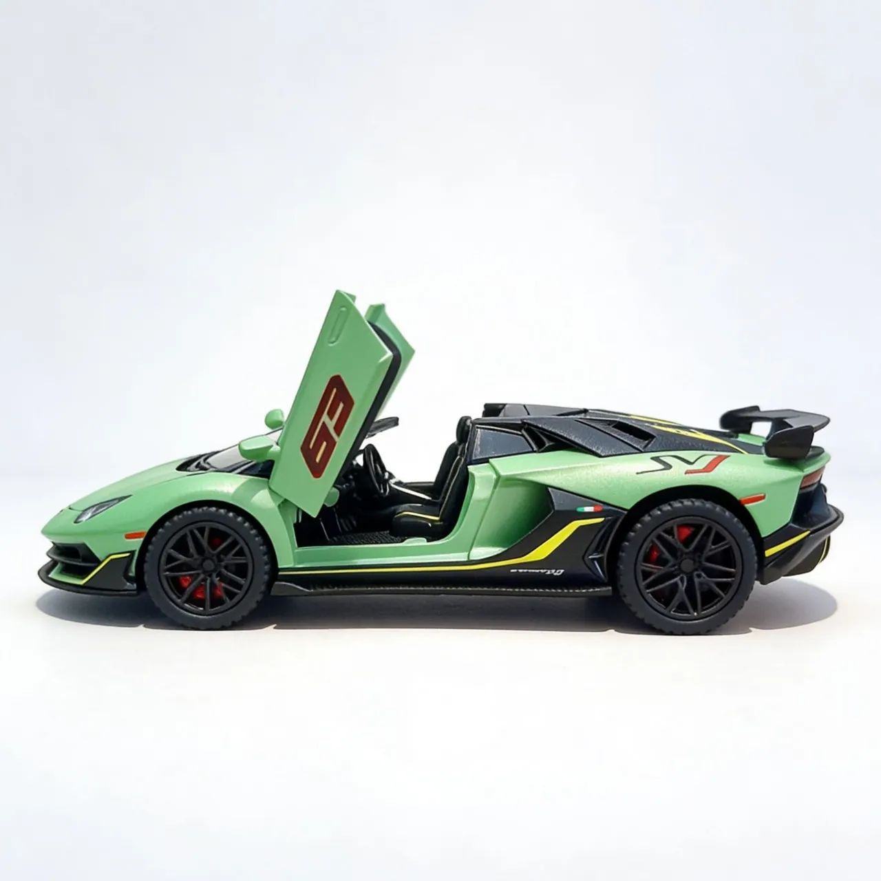Miniatura de metal Lamborghini Aventador SVJ de escala 1:28