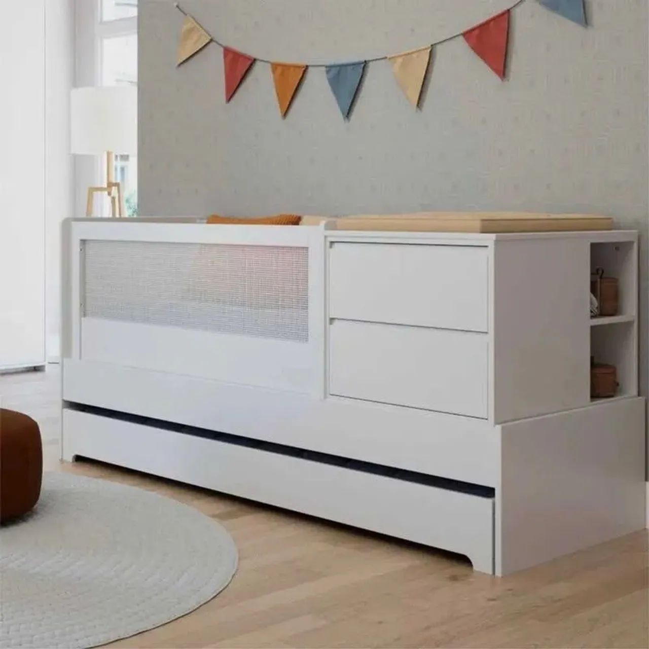 Berço com Cômoda acoplada com 2 gavetões e com cama auxiliar.  - Foto 2