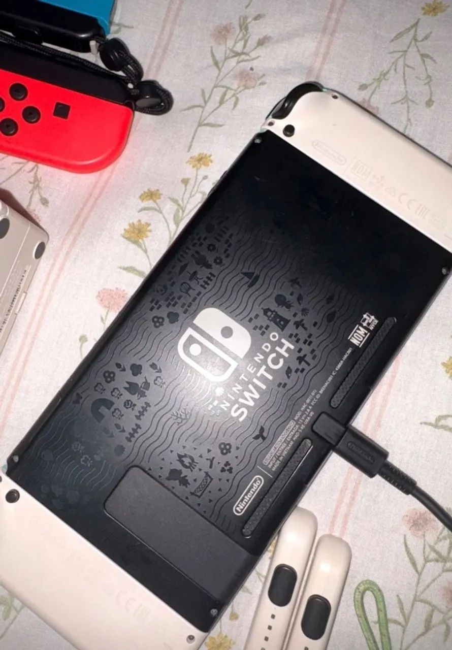 nintendo switch versão limitada animal crossing com 2 pares de joy cons - Foto 2