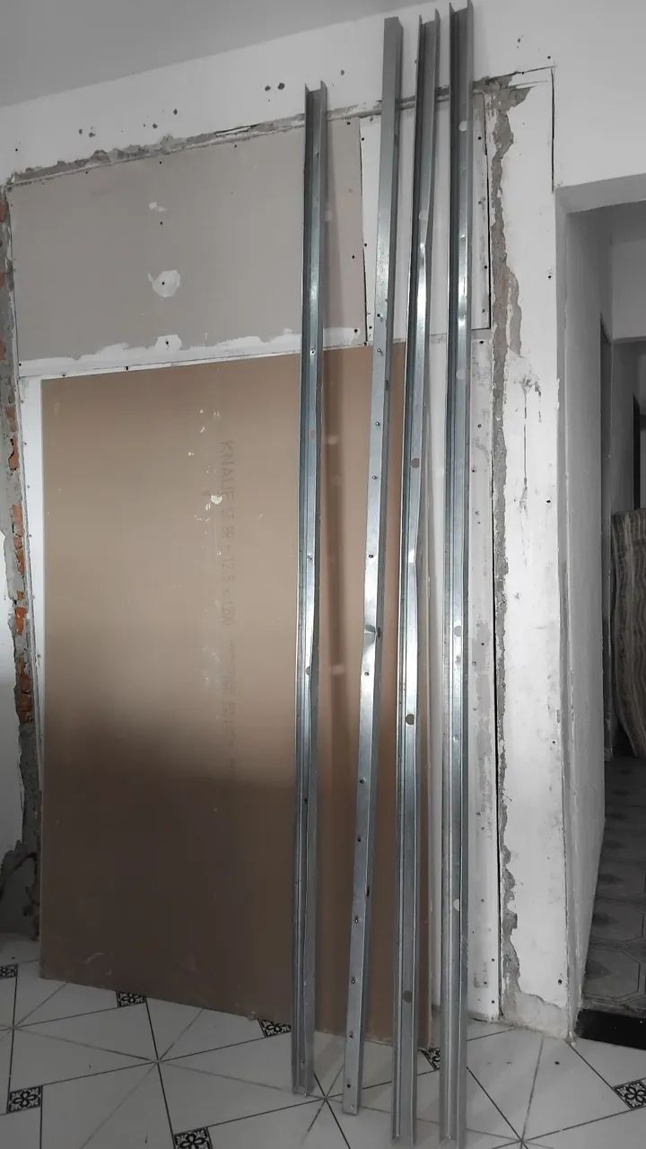 Placa de drywall  mais 5  montante  alguns com avaria mais nada que impede no uso - Foto 2