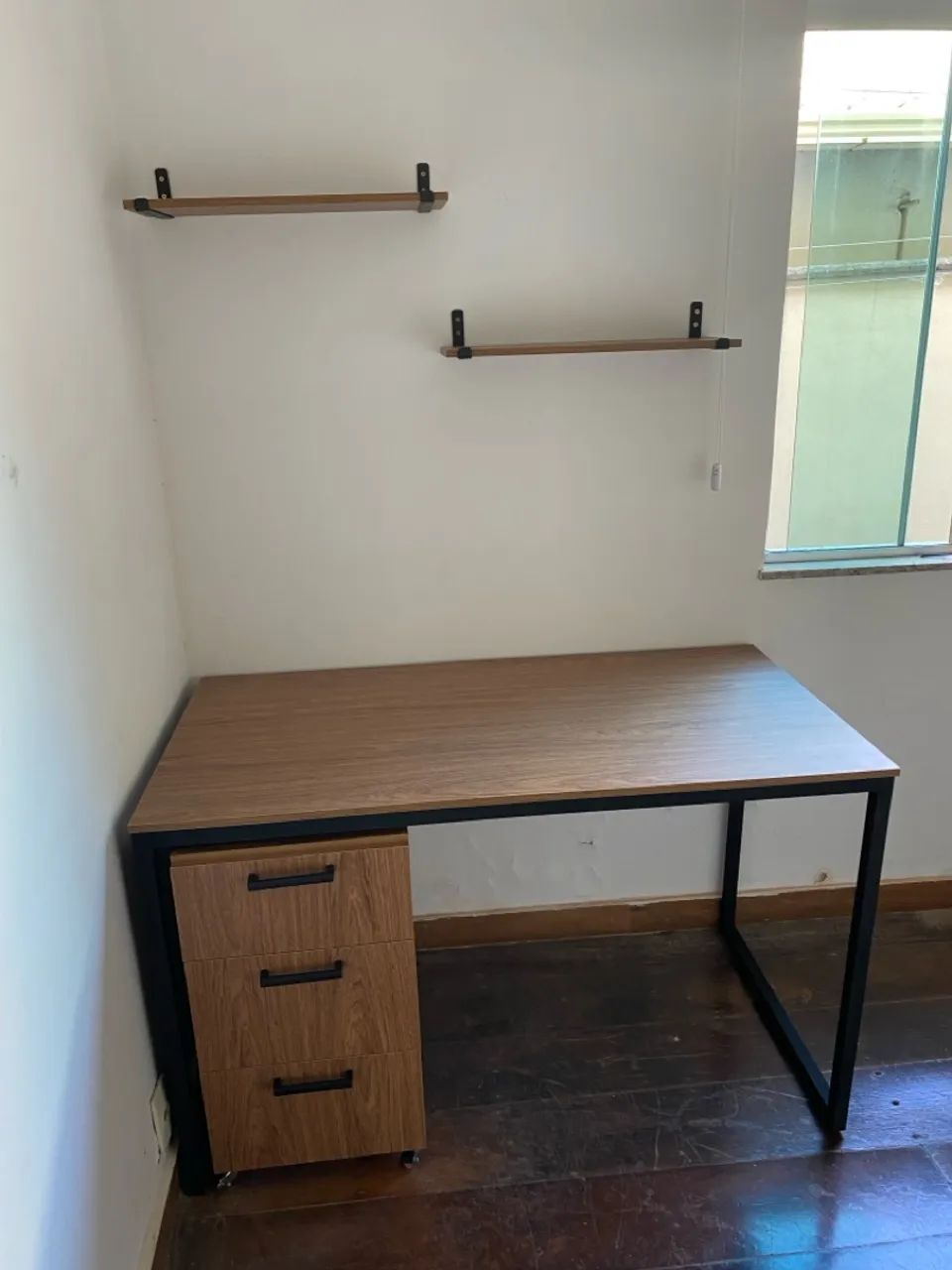 Mesa estilo industrial, gaveteiro com rodinhas de trava e prateleiras