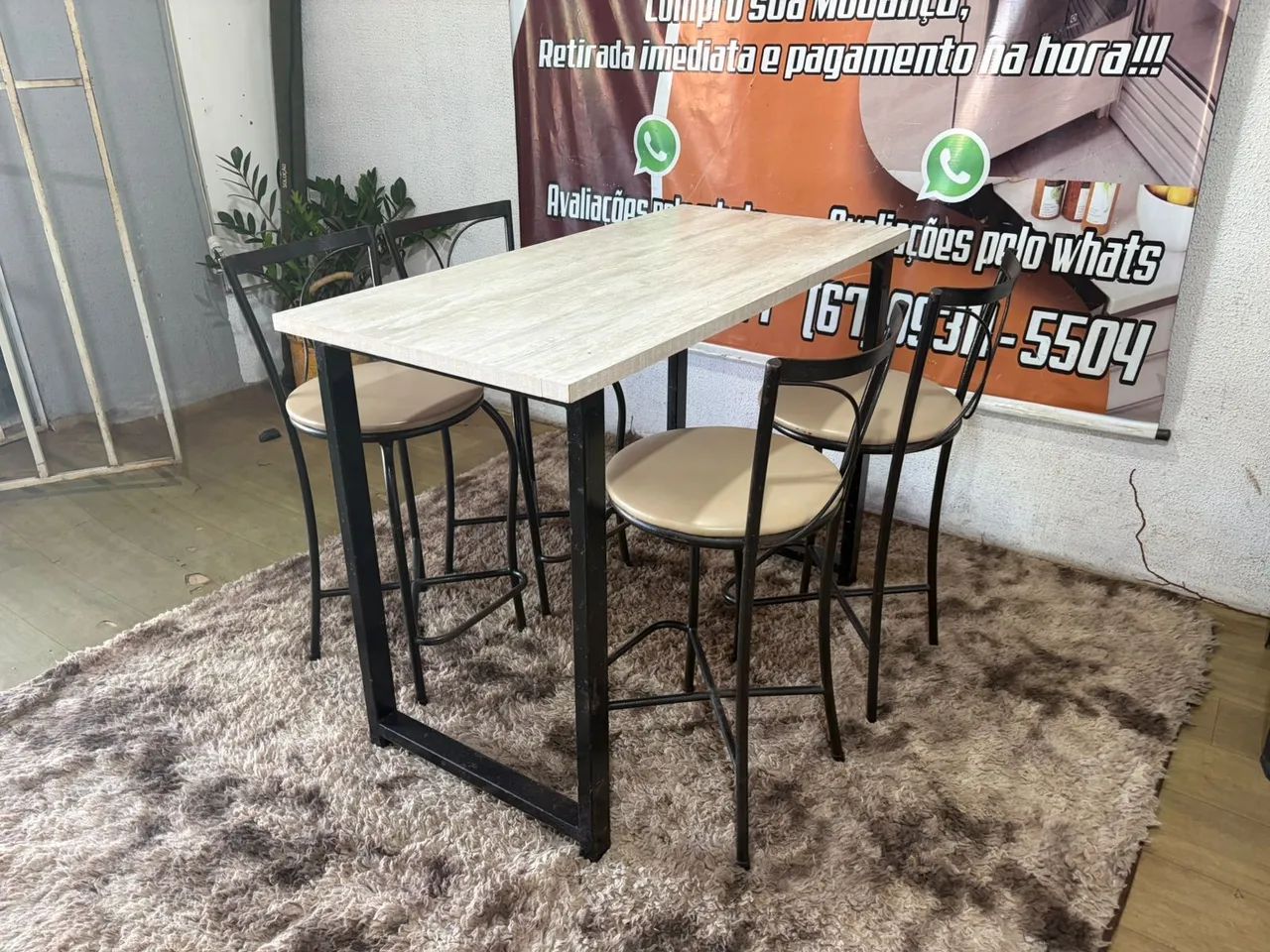 Mesa de ferro com 4 banquetas bem conservada ((ENTREGO GRATIS)) - Foto 4