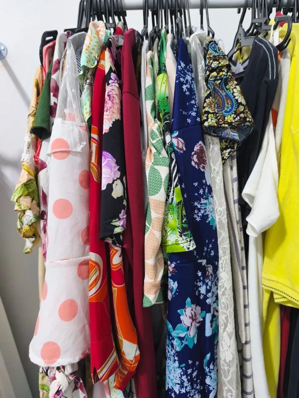 Lote de roupa para brechó - Foto 2