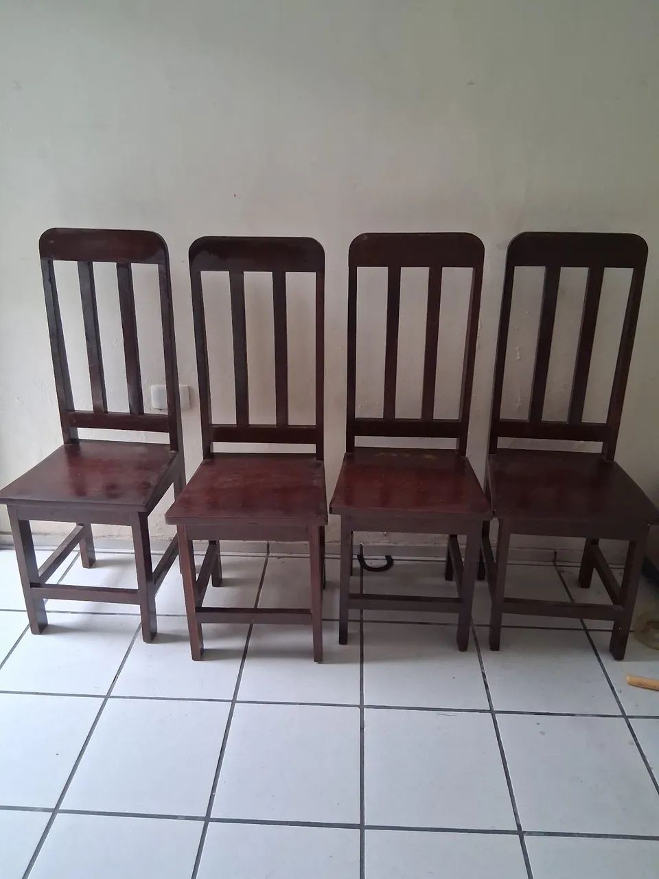 4 cadeiras madeira pura 