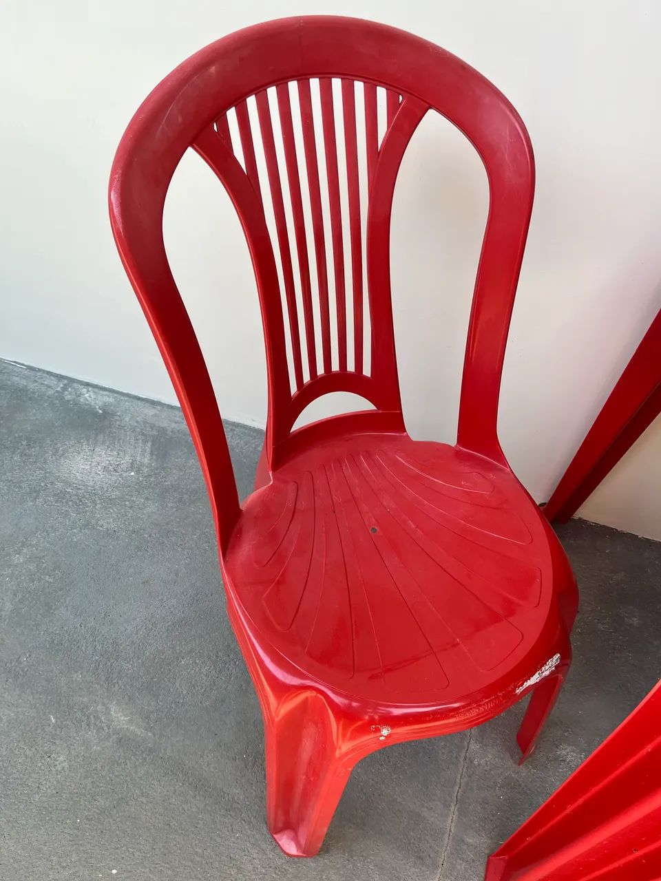 Mesa de plástico vermelha com 2 cadeiras  - Foto 4