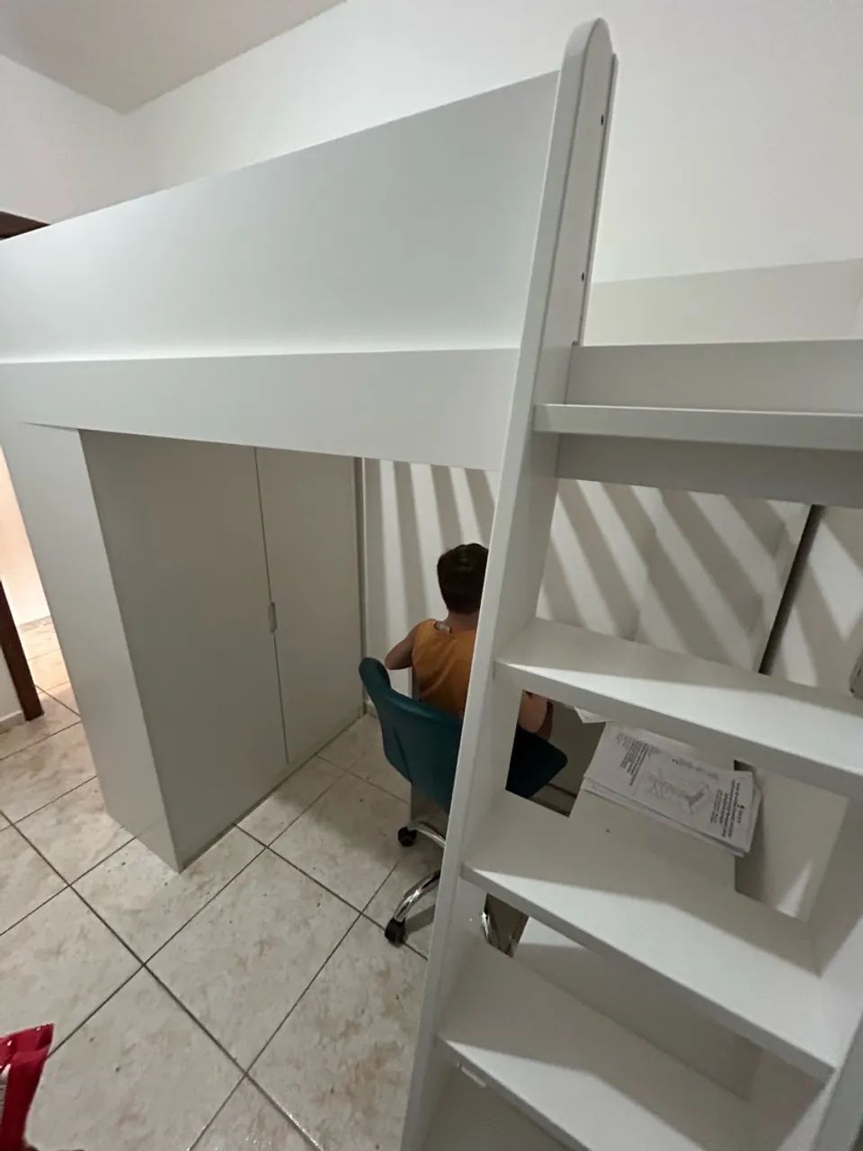 Cama suspensa com guarda-roupa e escrivaninha - Foto 2
