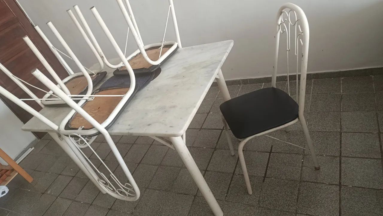Mesa de ferro com tampo de granito + 4 cadeiras 