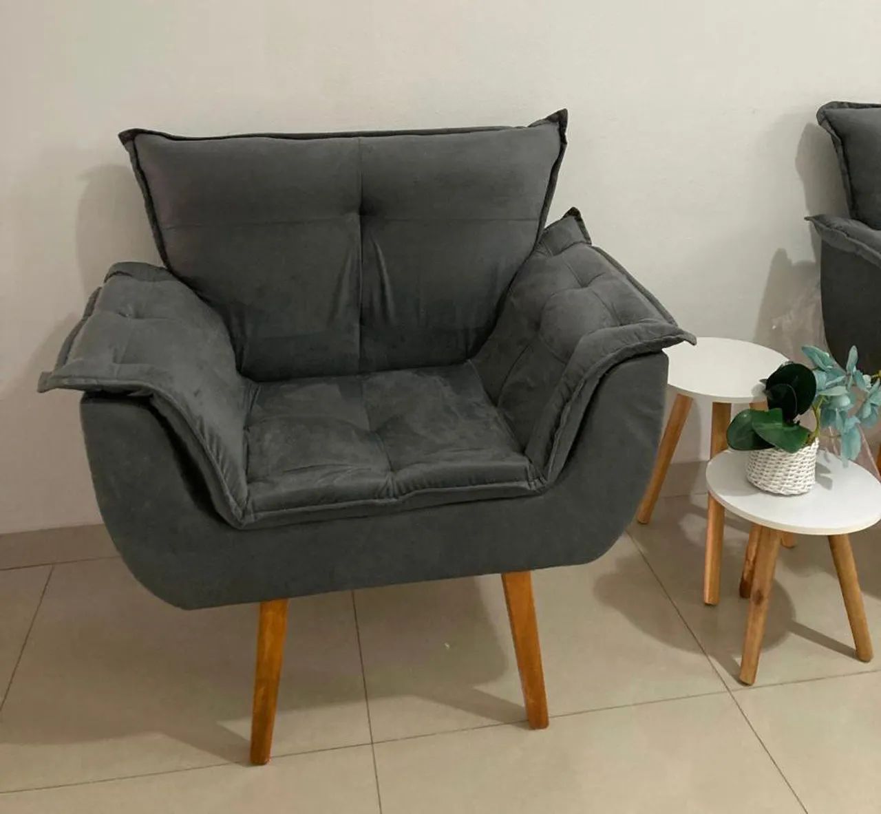 Poltrona de veludo com pés de madeira - Foto 2