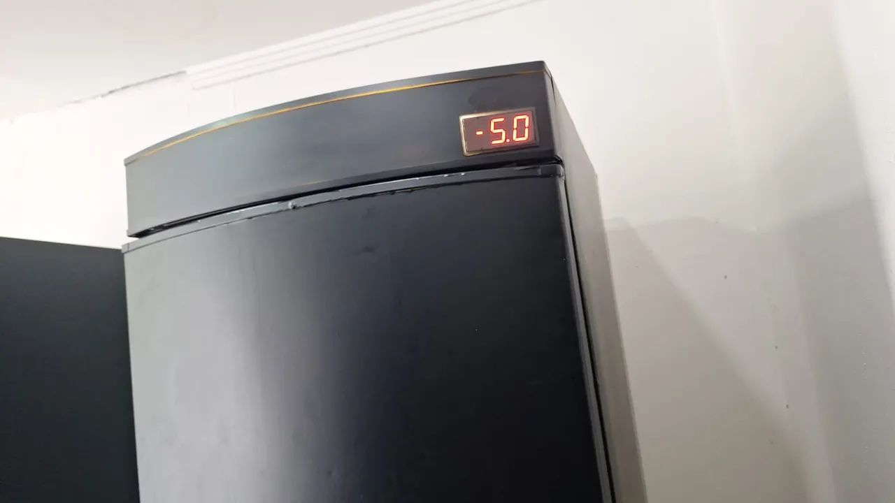02 freezers usado em estado excelente   e 01 mini camera fria semi nova. - Foto 2