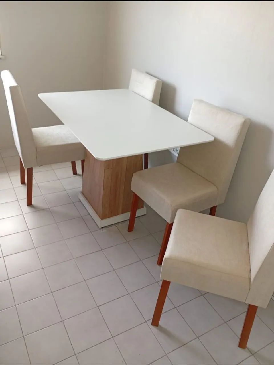 Mesa com tampo de vidro e 4 cadeiras - Foto 4