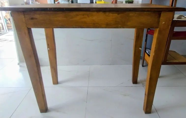 Mesa de madeira maciça 