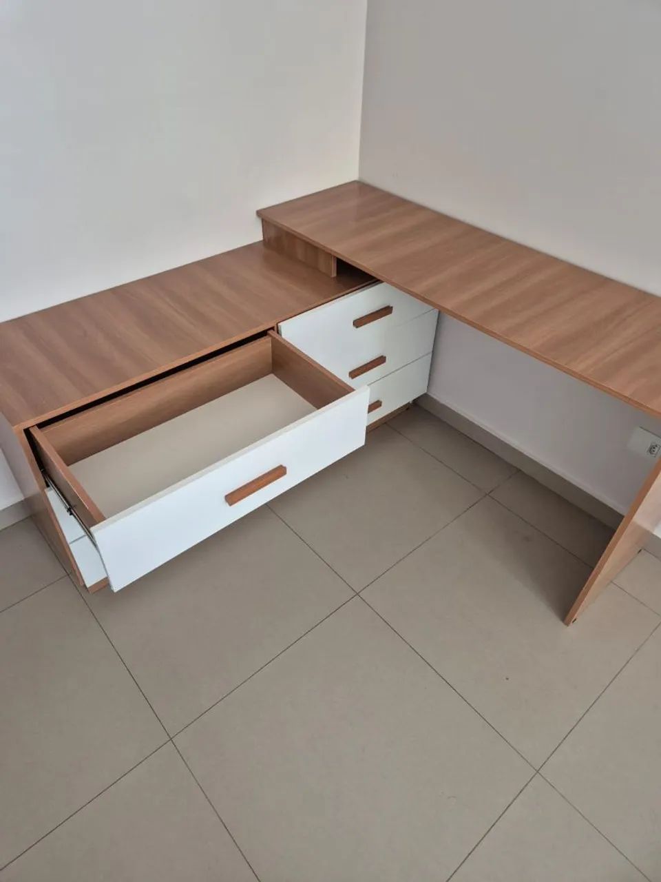 Gaveteiro com mesa de canto