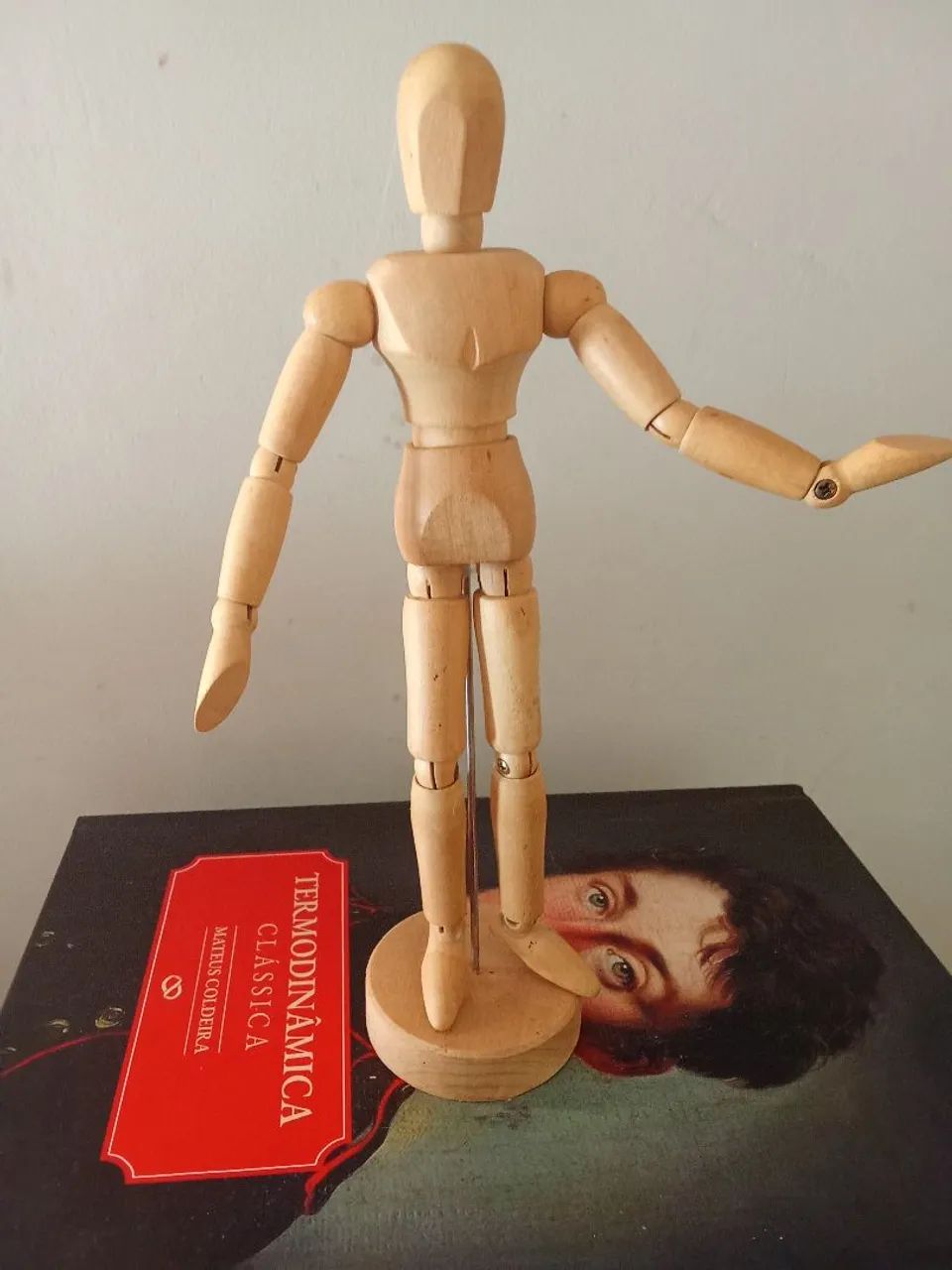 Boneco de madeira articulado