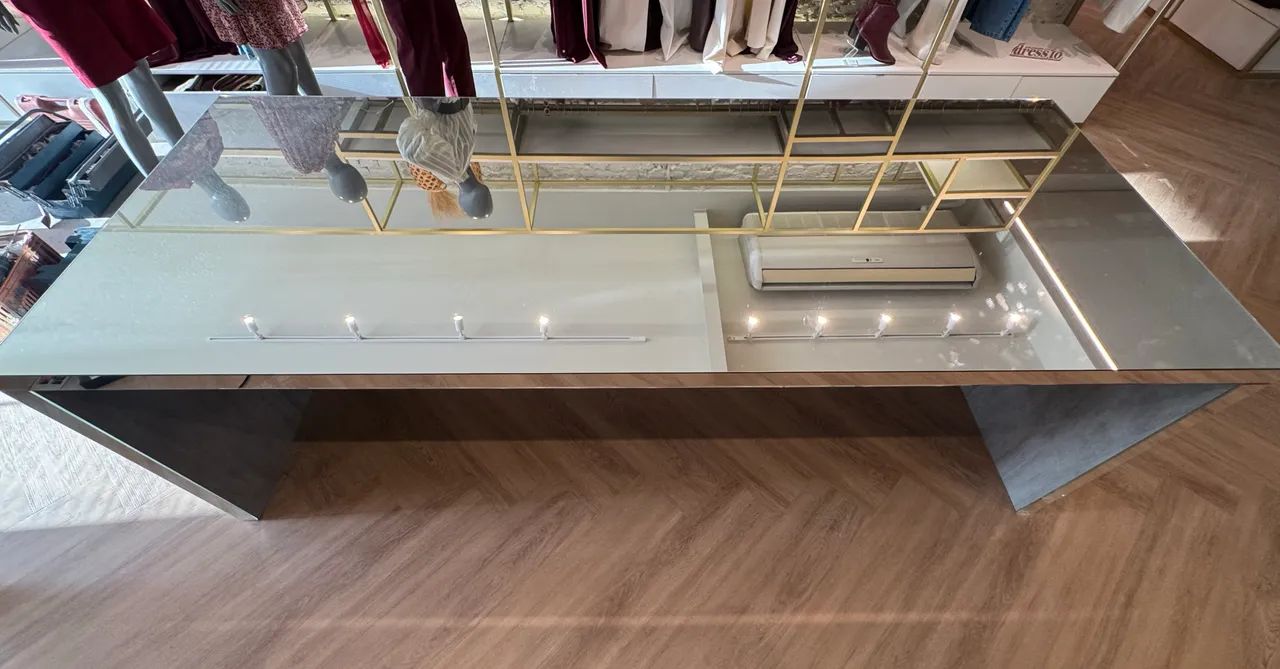 Mesa MDF espelhada com parte interna sem espelho 445639580515061762