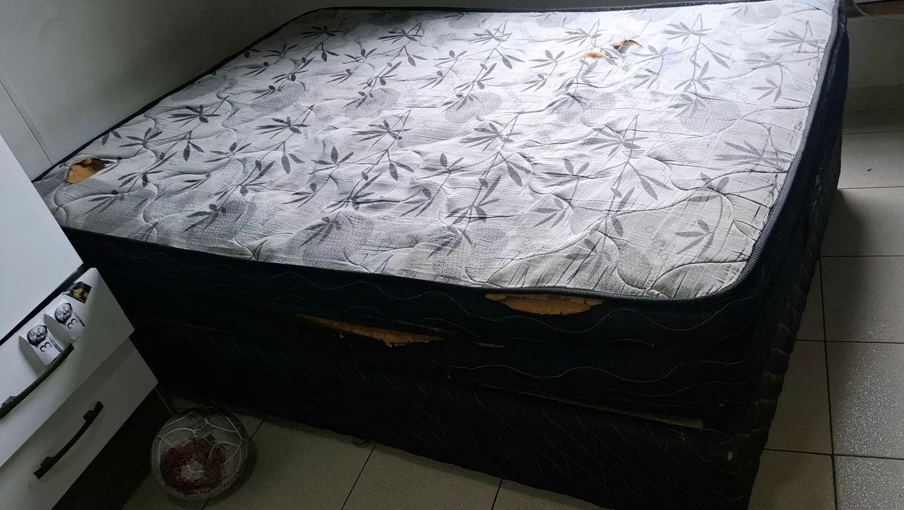 Cama de casal com colchão 