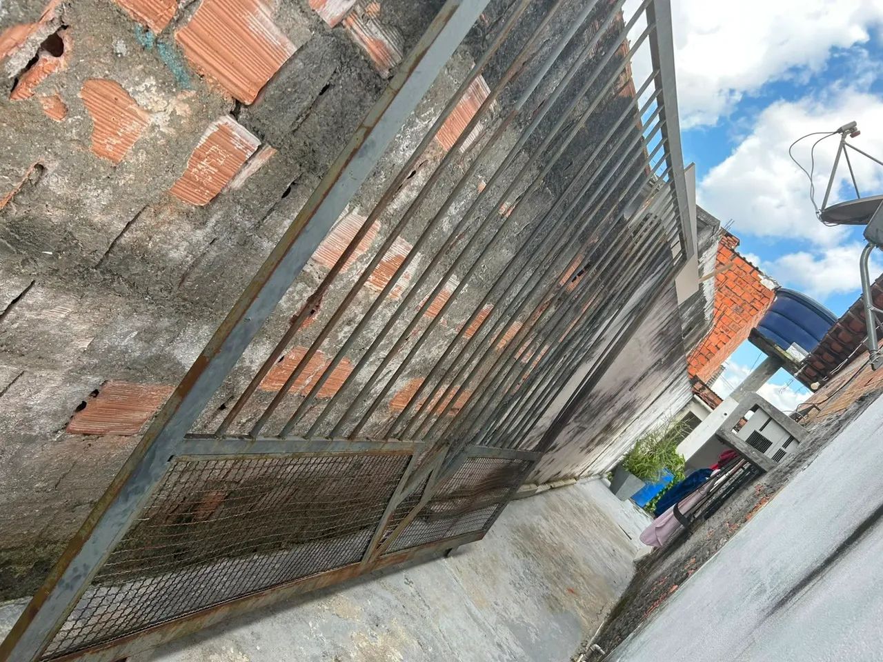 Portão e trilho de ferro