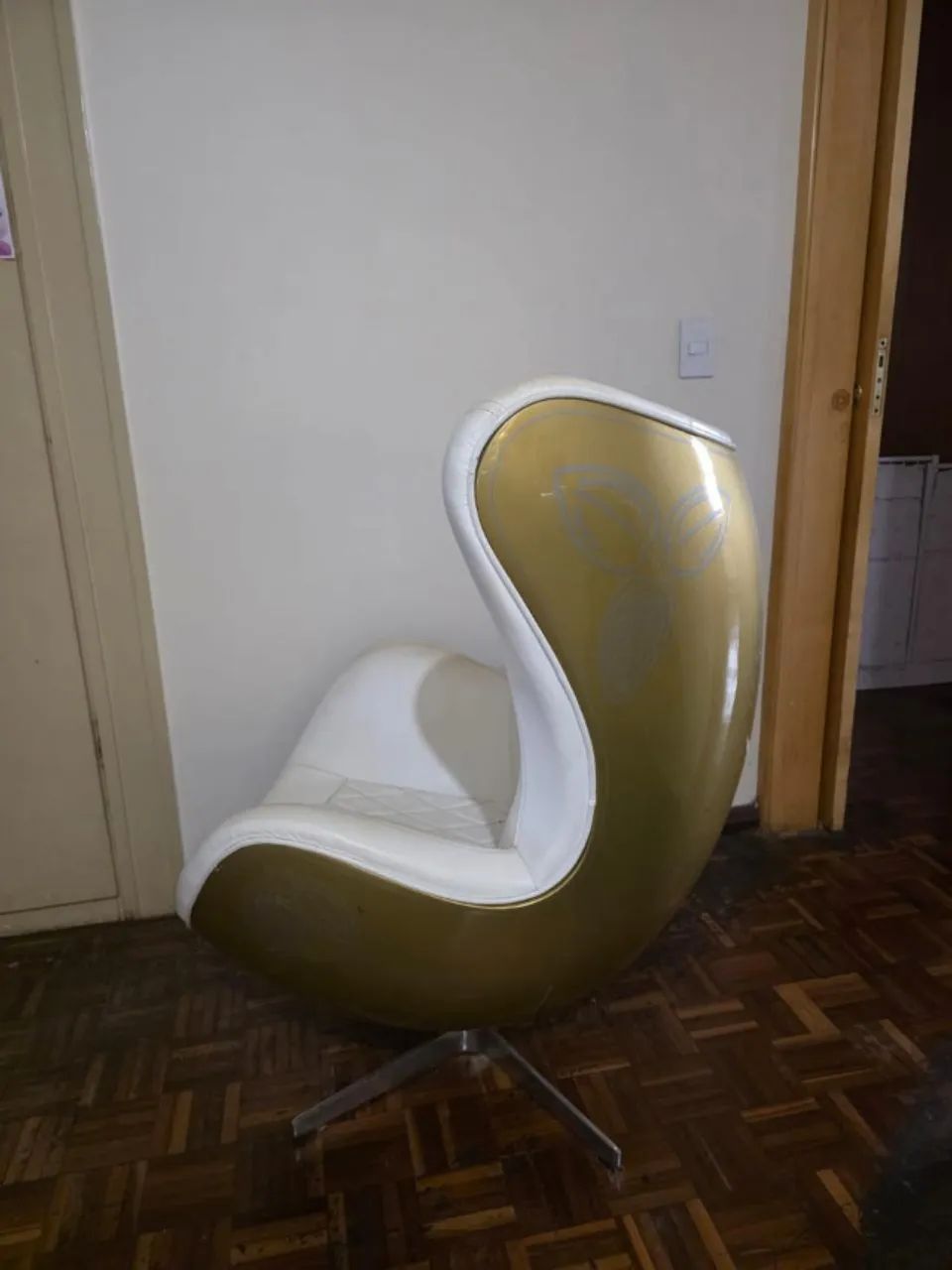 Poltrona Giratória Tipo Egg Dourada e Branca Estofada - Foto 2