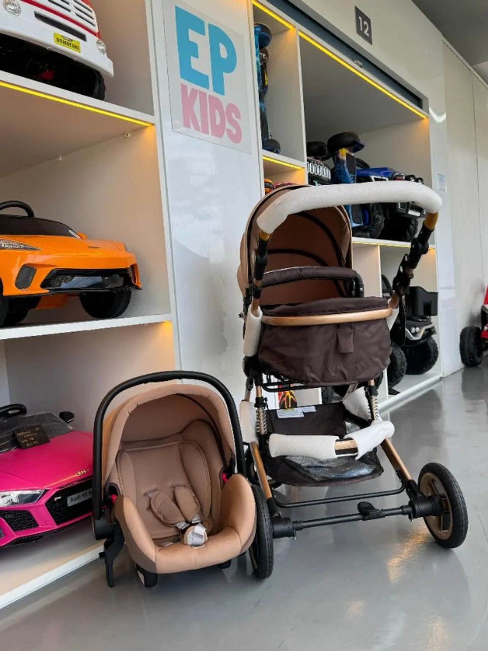Carrinho de Bebê. Modelo Europeu. Marrom com Bege - Foto 2
