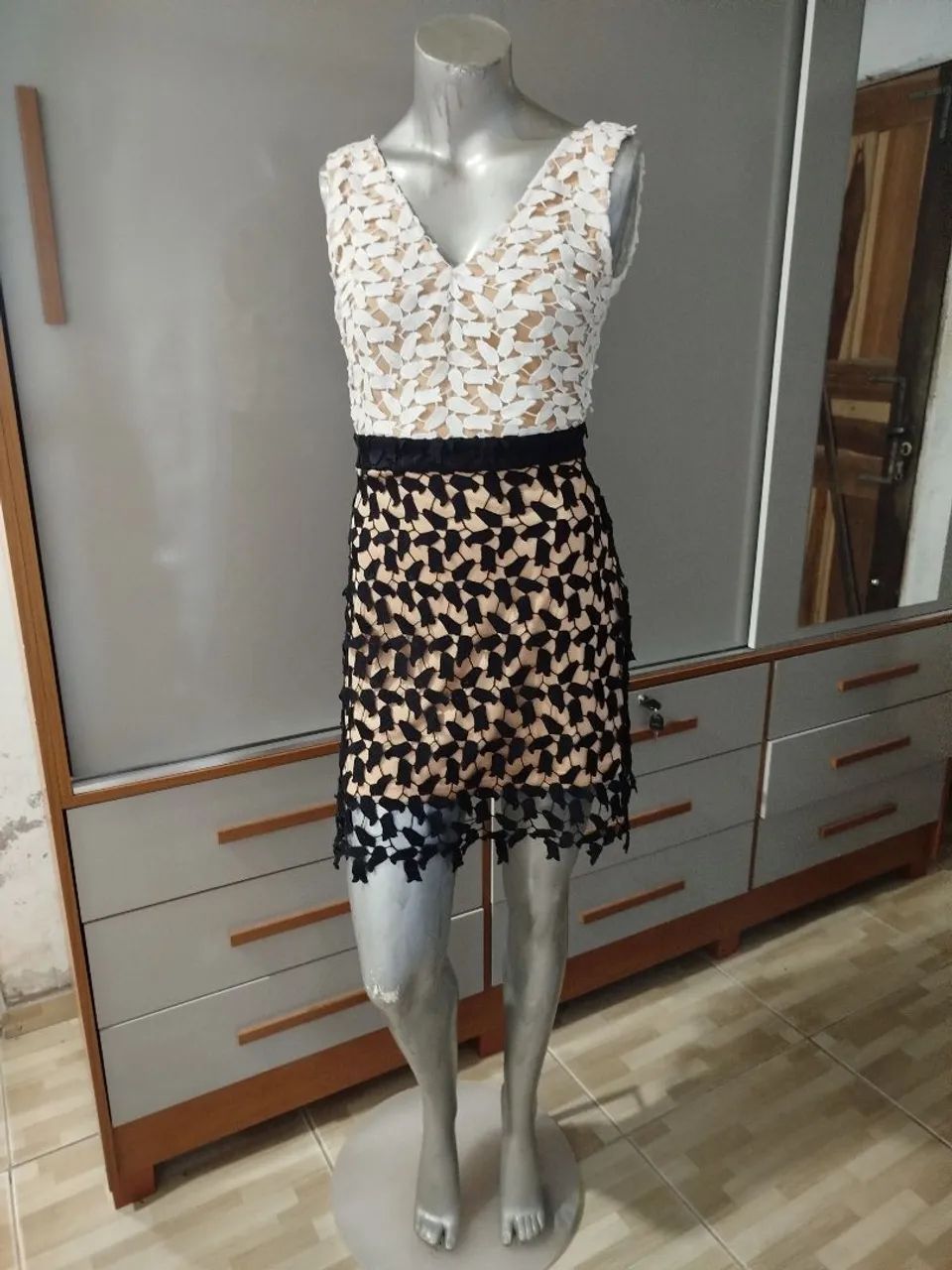 Vestido Bicolor Rendado