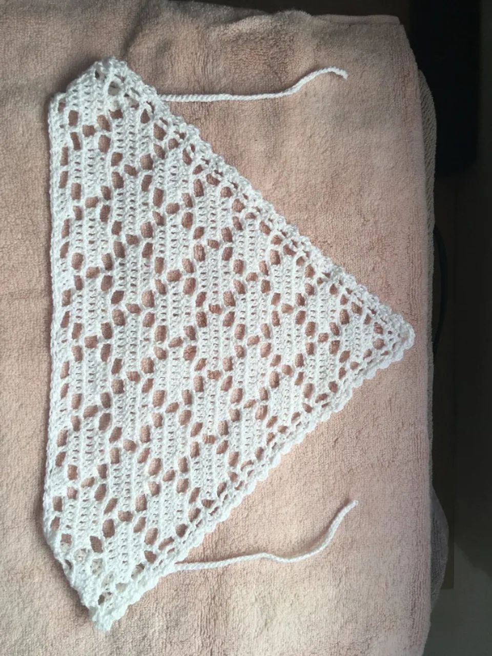 Bandana / Lenço de Crochê Branco com Motivo Quadriculado - Foto 2
