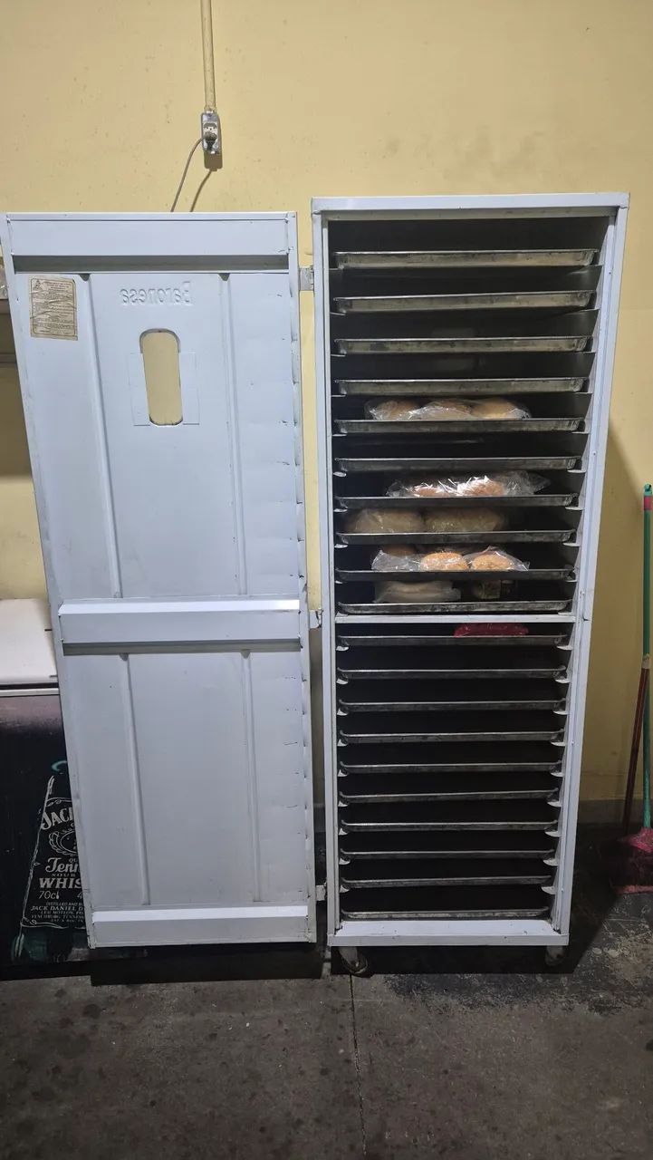 Armario de pão com 20 formas