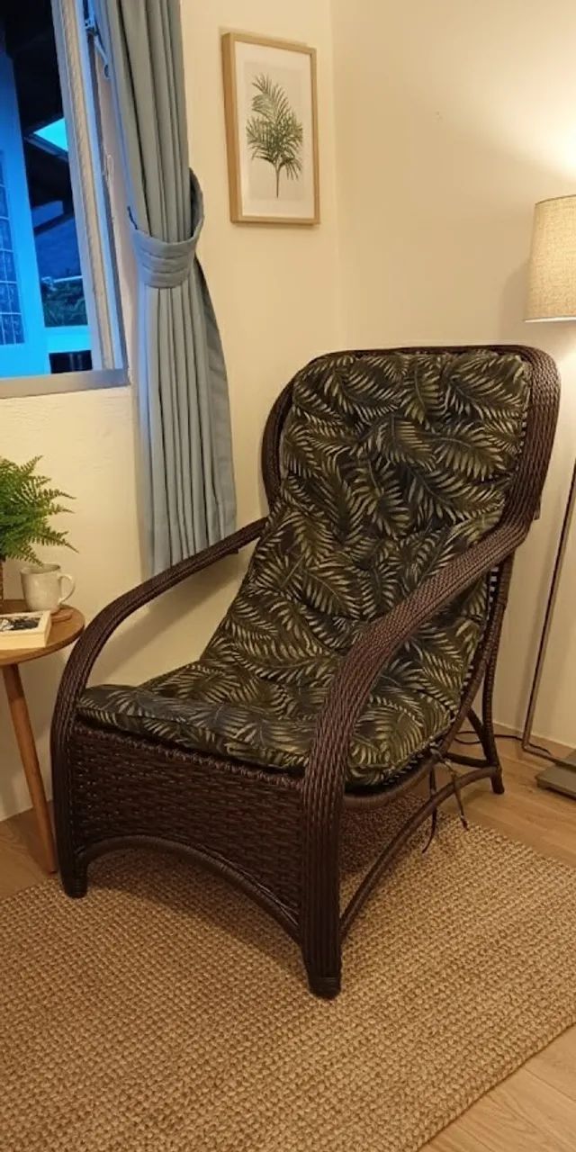 Poltrona de Fibra Sintética com Almofada