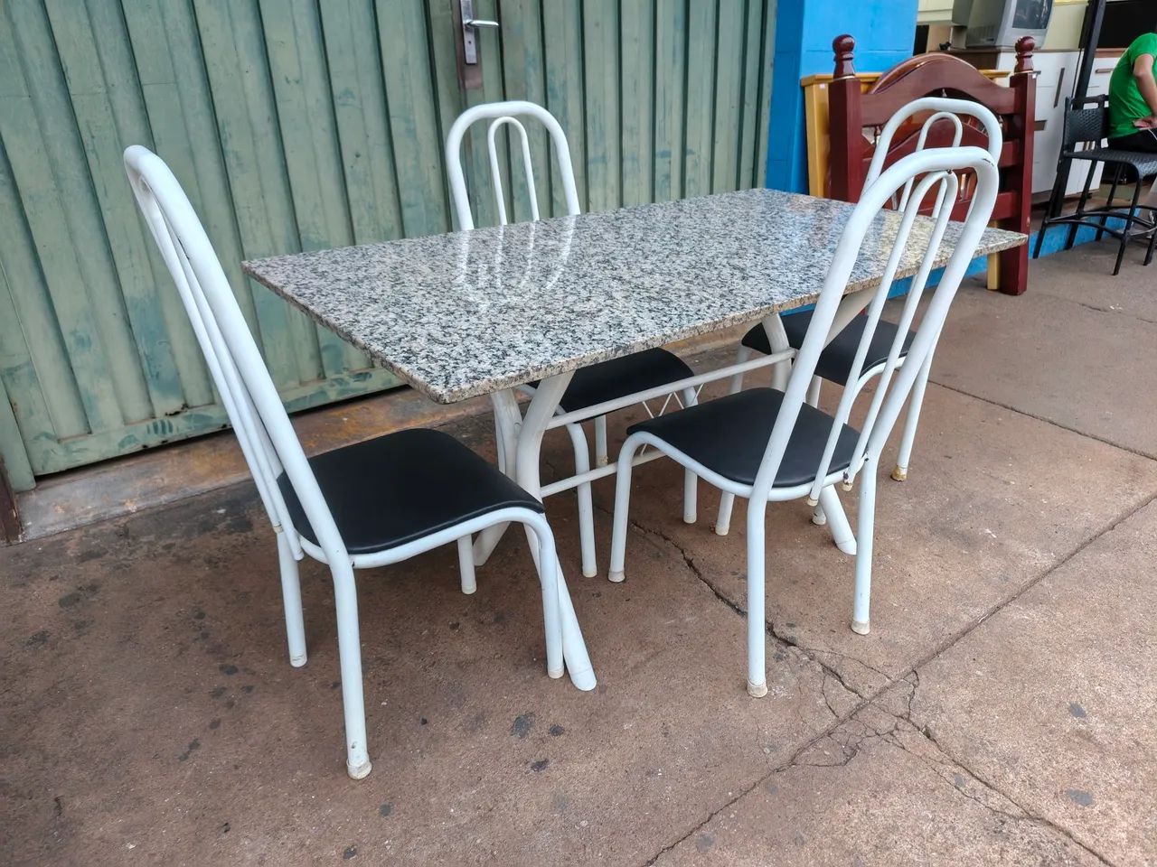 Vendo mesa de granito com 4 cadeiras  - Foto 2