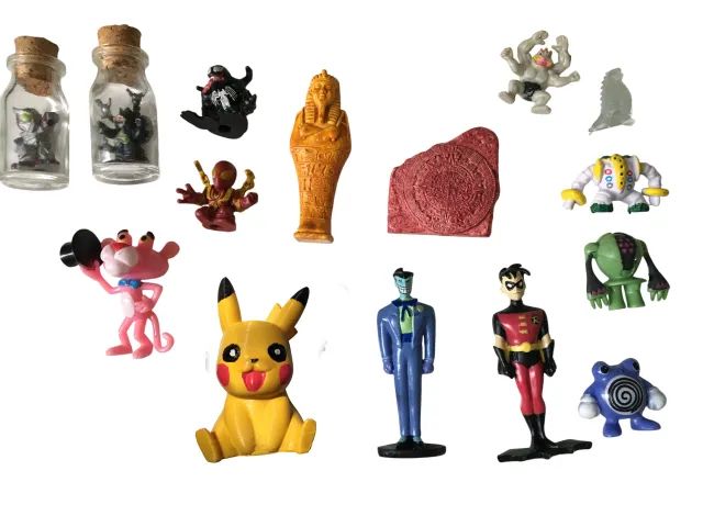lote com brinquedos e bonequinhos