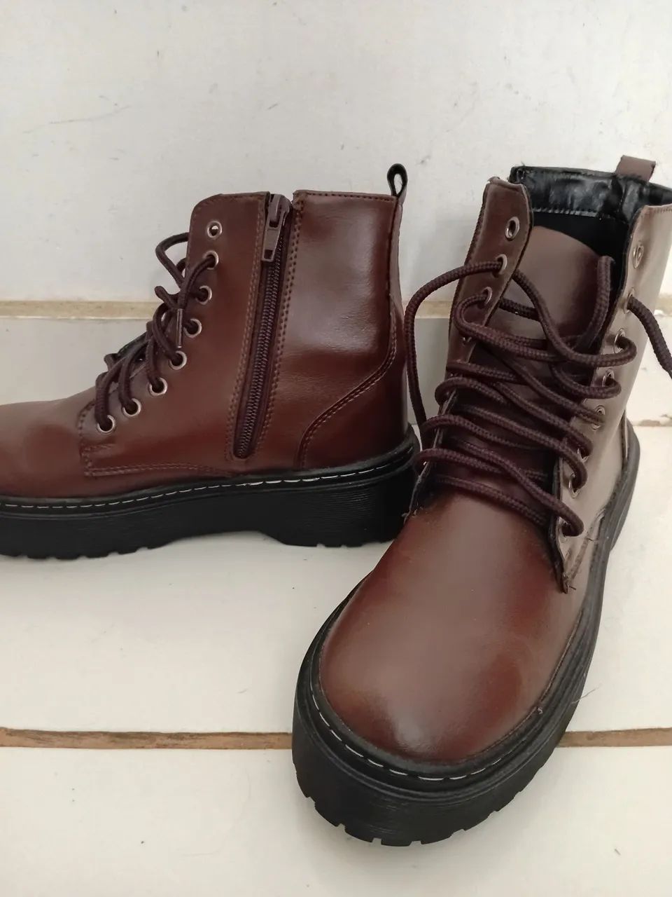 Bota coturno marrom de cano médio com solado tratorado estilo plataforma. <br> - Foto 2