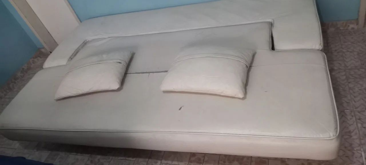 Sofá cama em courvin branco.