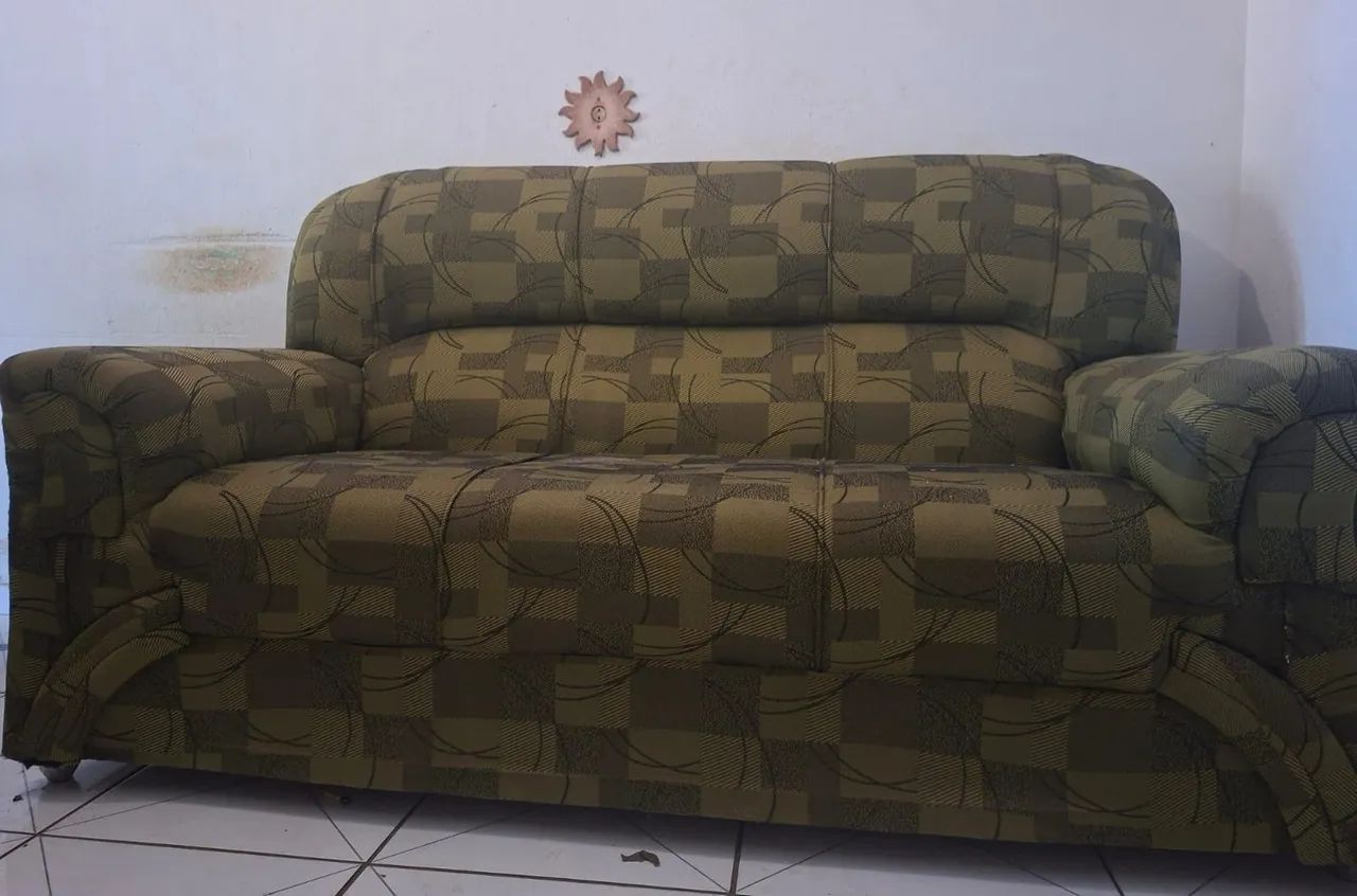 Vende-se esse sofá e máquina de costura 