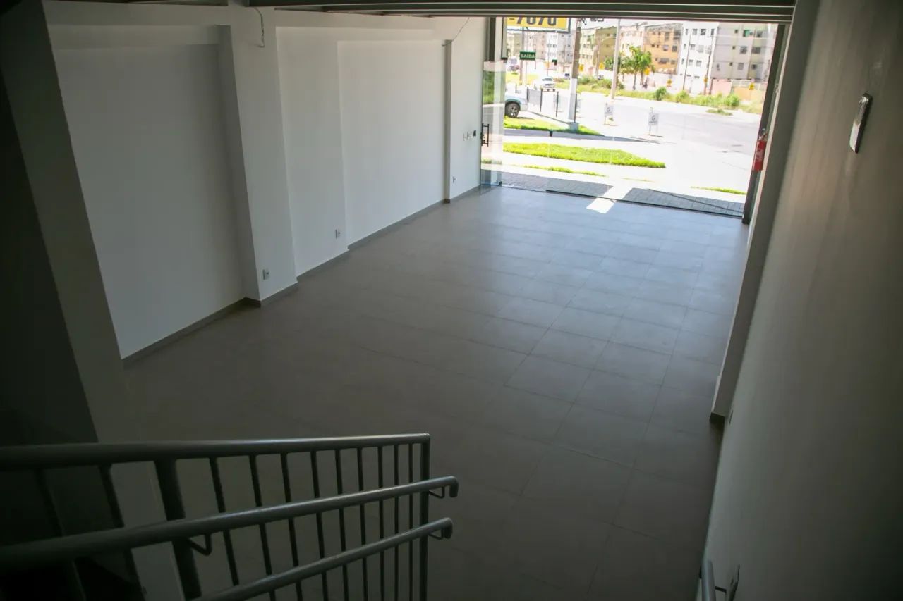 SALAS COMERCIAS, TÉRREA E MEZANINO, 100 m2 e 140  m2,  AV. D TRABALHADORES, C. COMERCIAL I - Foto 4