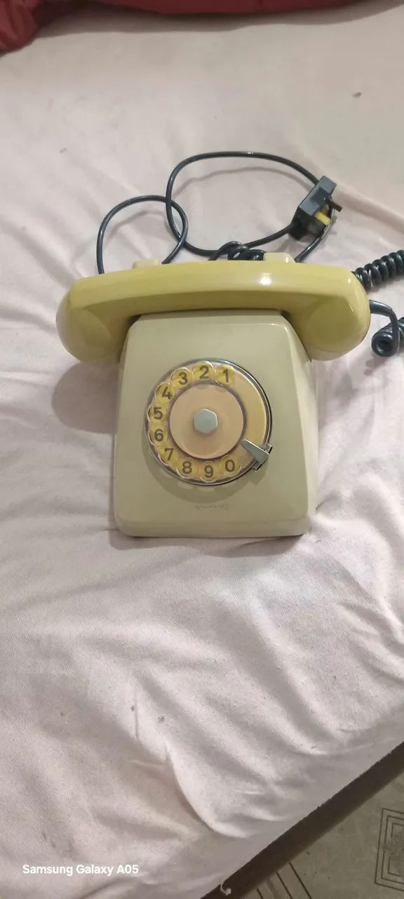 Telefone antigo anos 80.