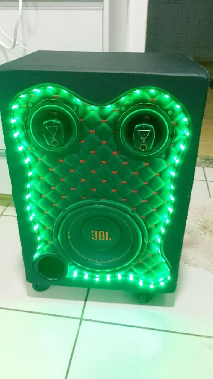 Caixa de som JBL montada 