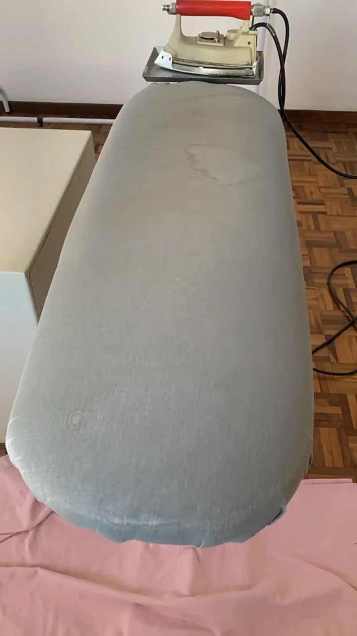 Mesa de passar com vácuo e ferro de passar - Foto 2
