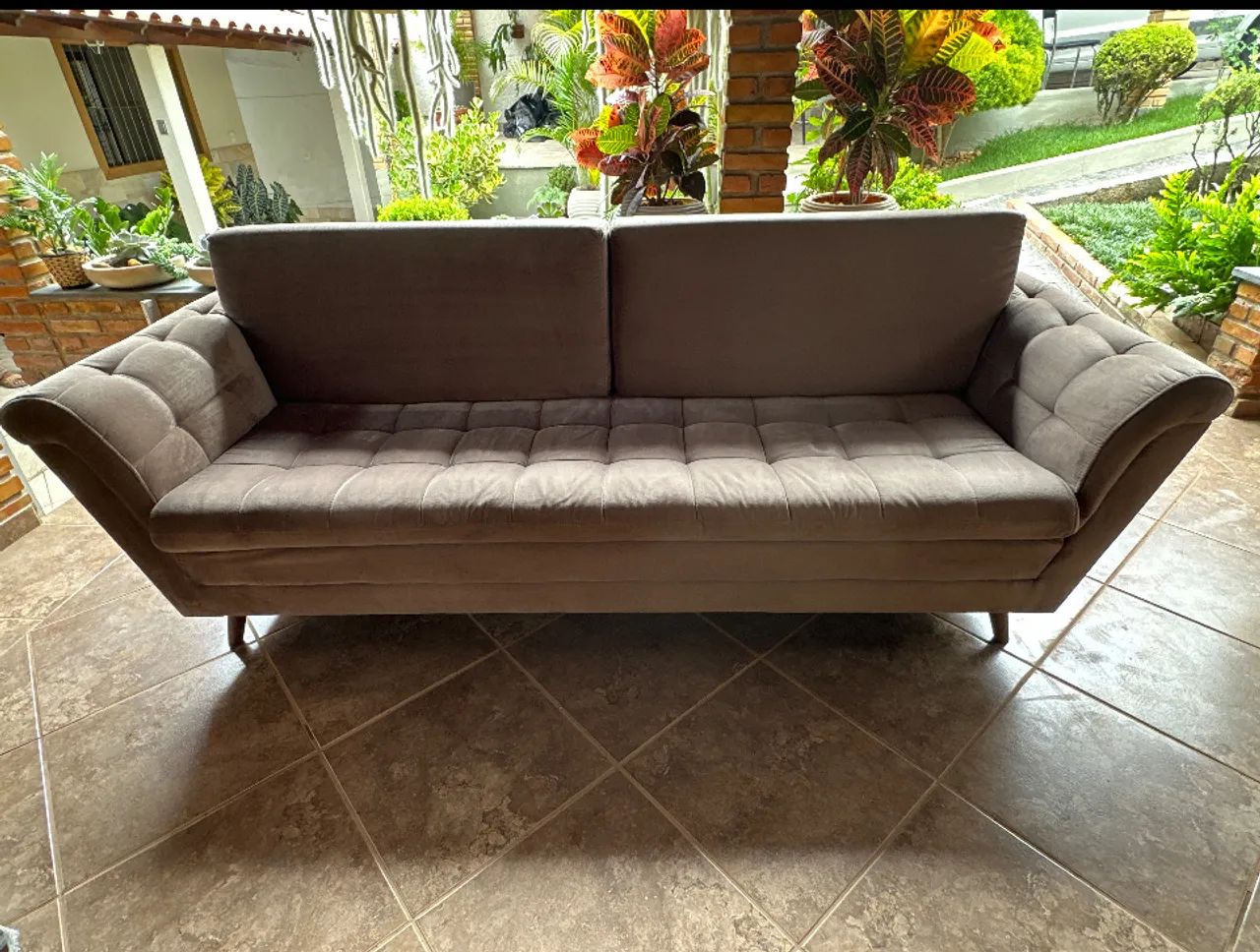 Sofá 03 lugares - seminovo. 
