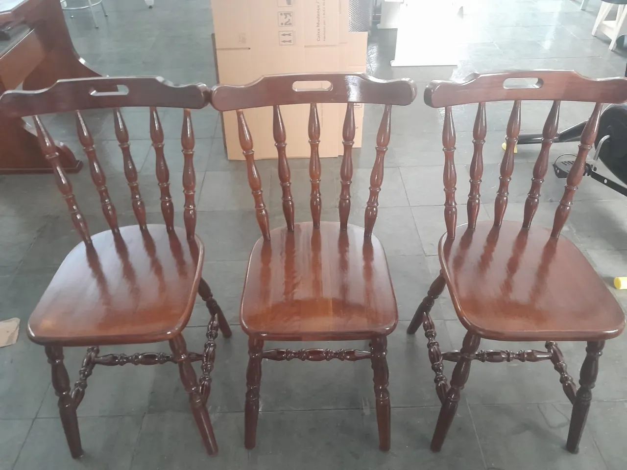 Mesa madeira maciça e três cadeiras  - Foto 4
