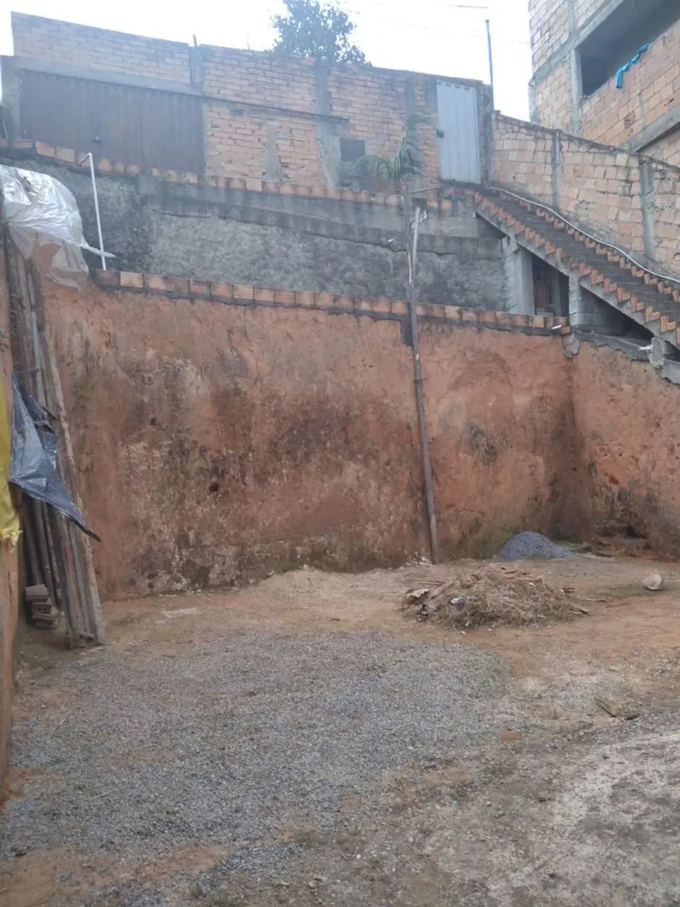 Lote com casa sem acabamento  - Foto 2