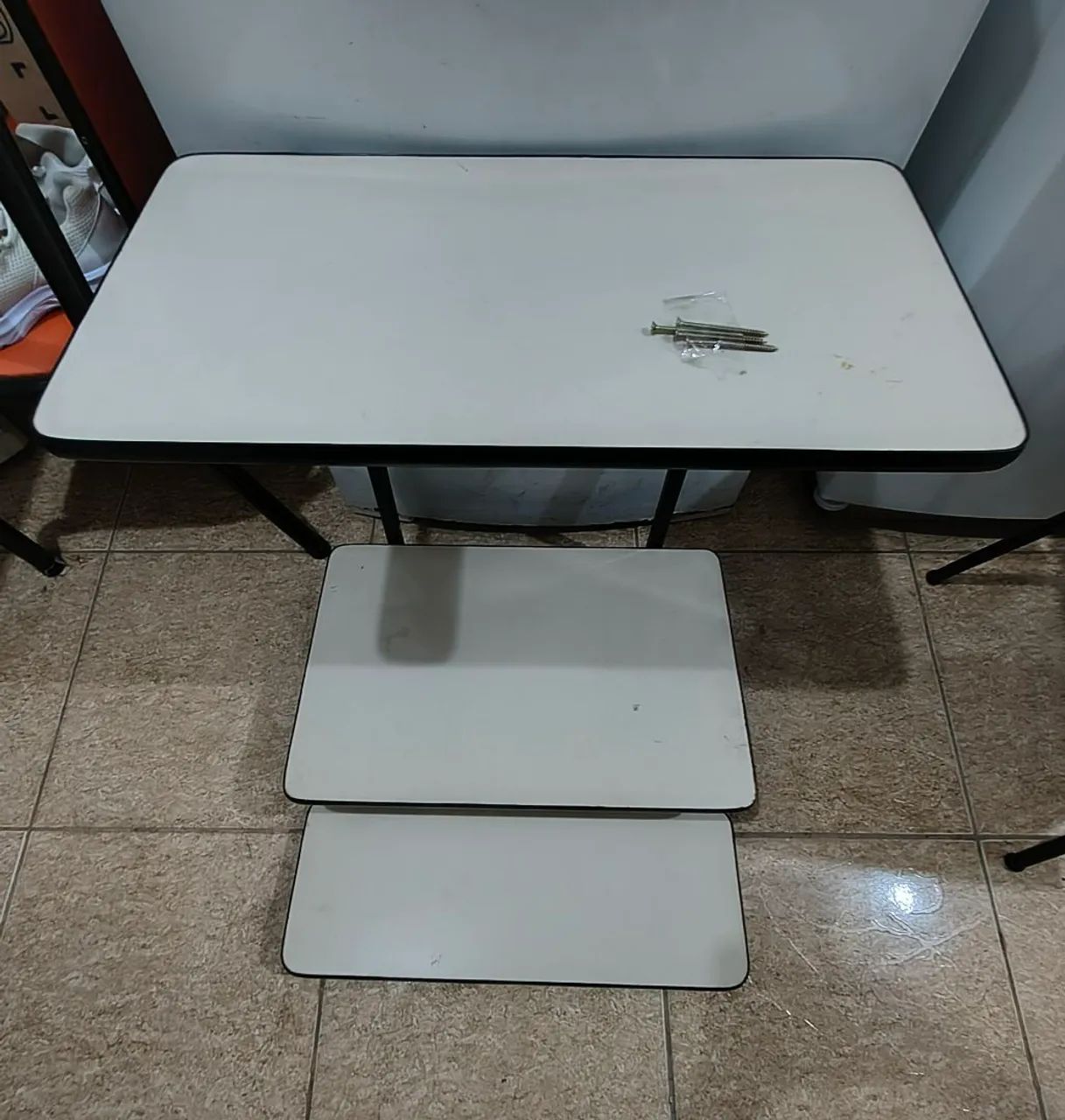 Escrivaninha de Parede, com bandeja para Teclado e Mouse 