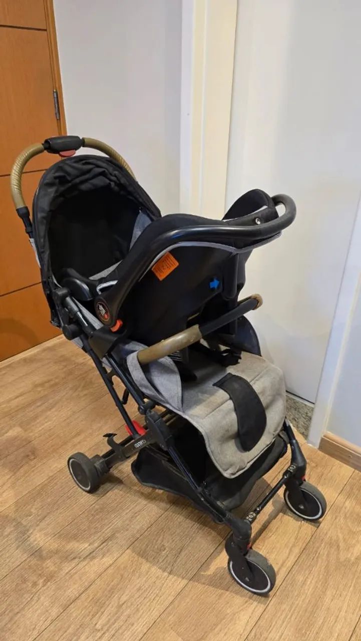 Carrinho de bebê prático e compacto