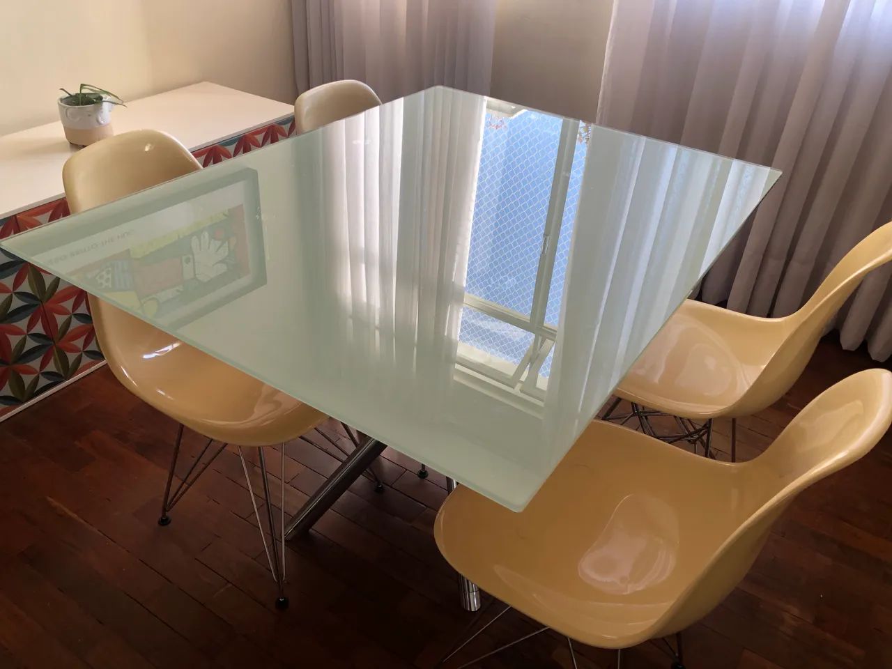 Mesa com quatro cadeiras - Foto 3