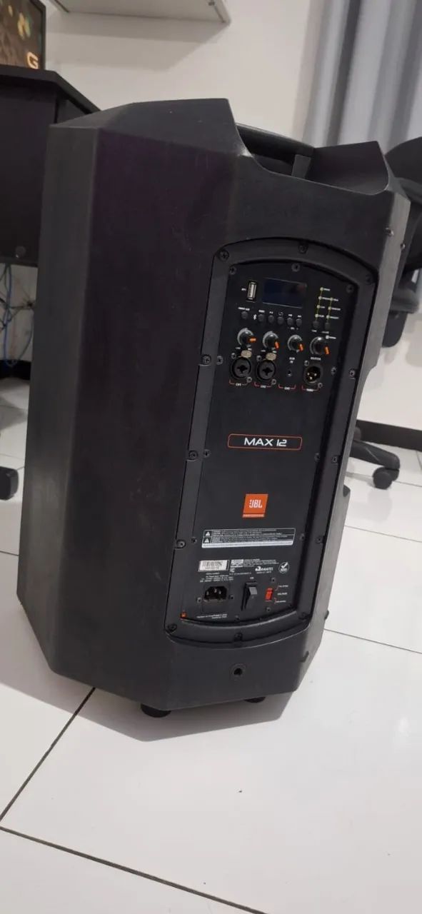 Caixa amplificadora JBL