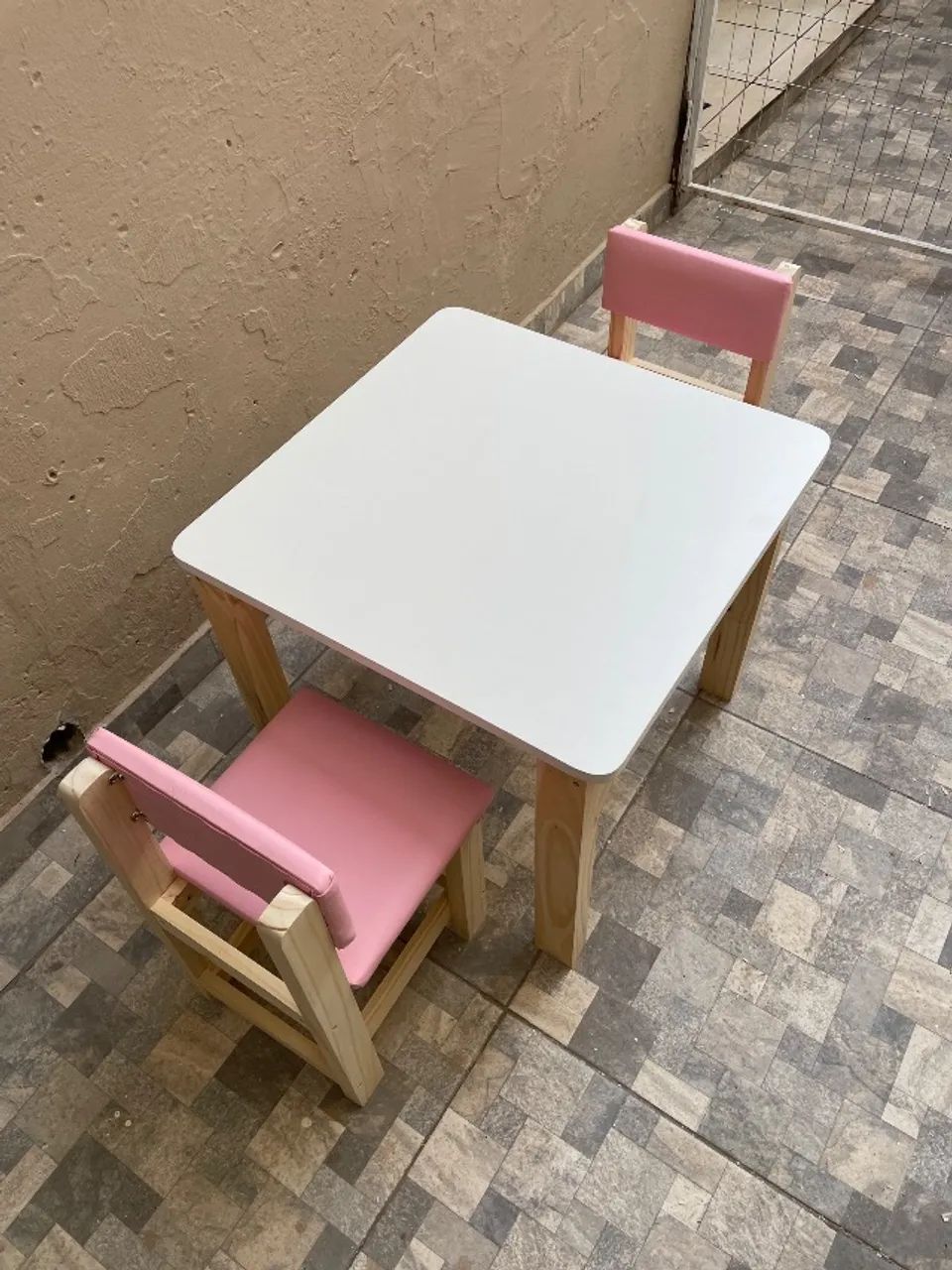 Mesa infantil de baúzinho, e cadeiras estofadas  - Foto 2