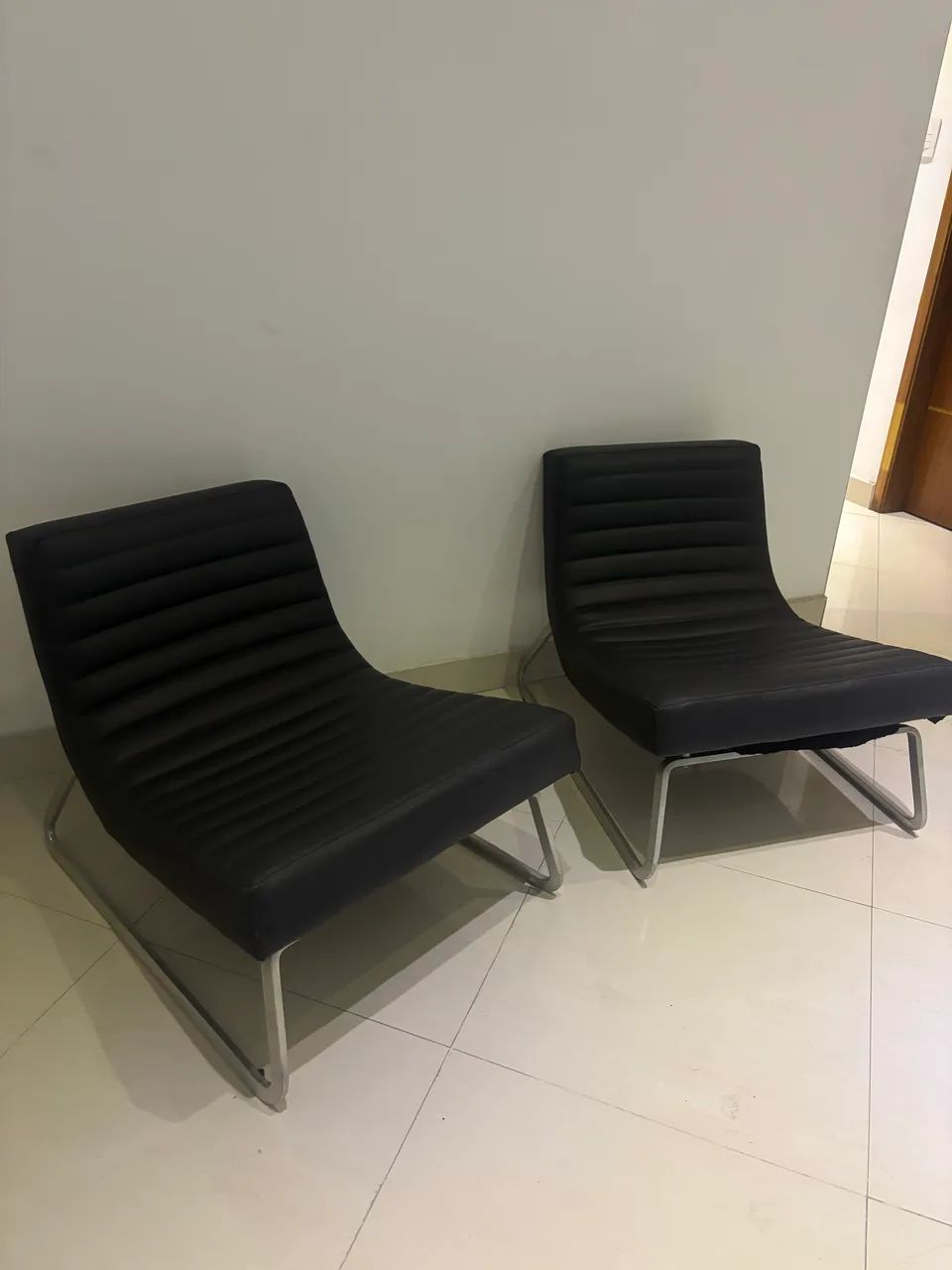 Par de  poltronas decorativas revestido em couro legítimo e pés em  e alumínio  - Foto 2
