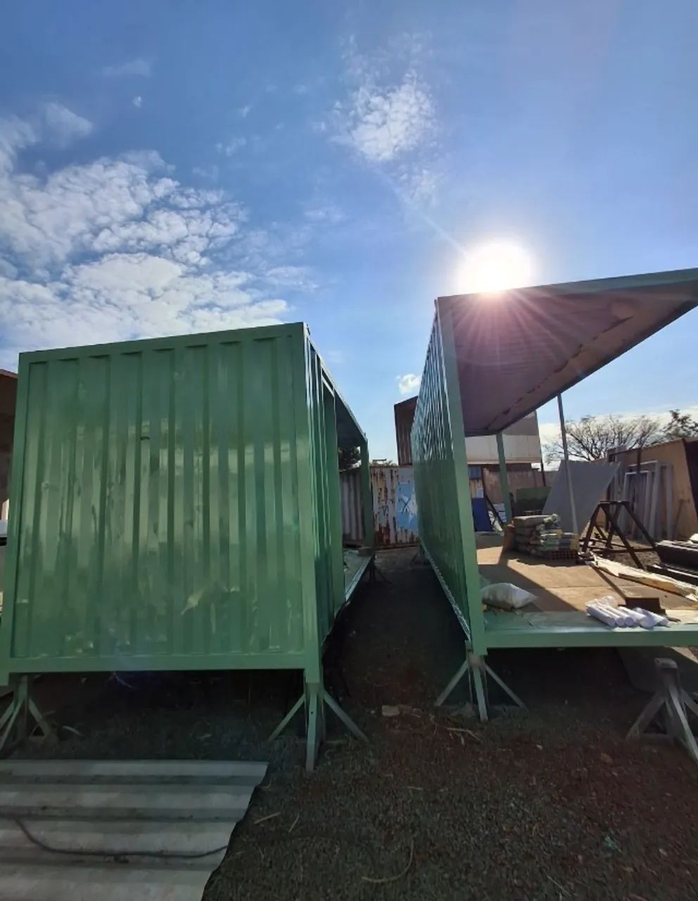 Dois containers de 12m cada um