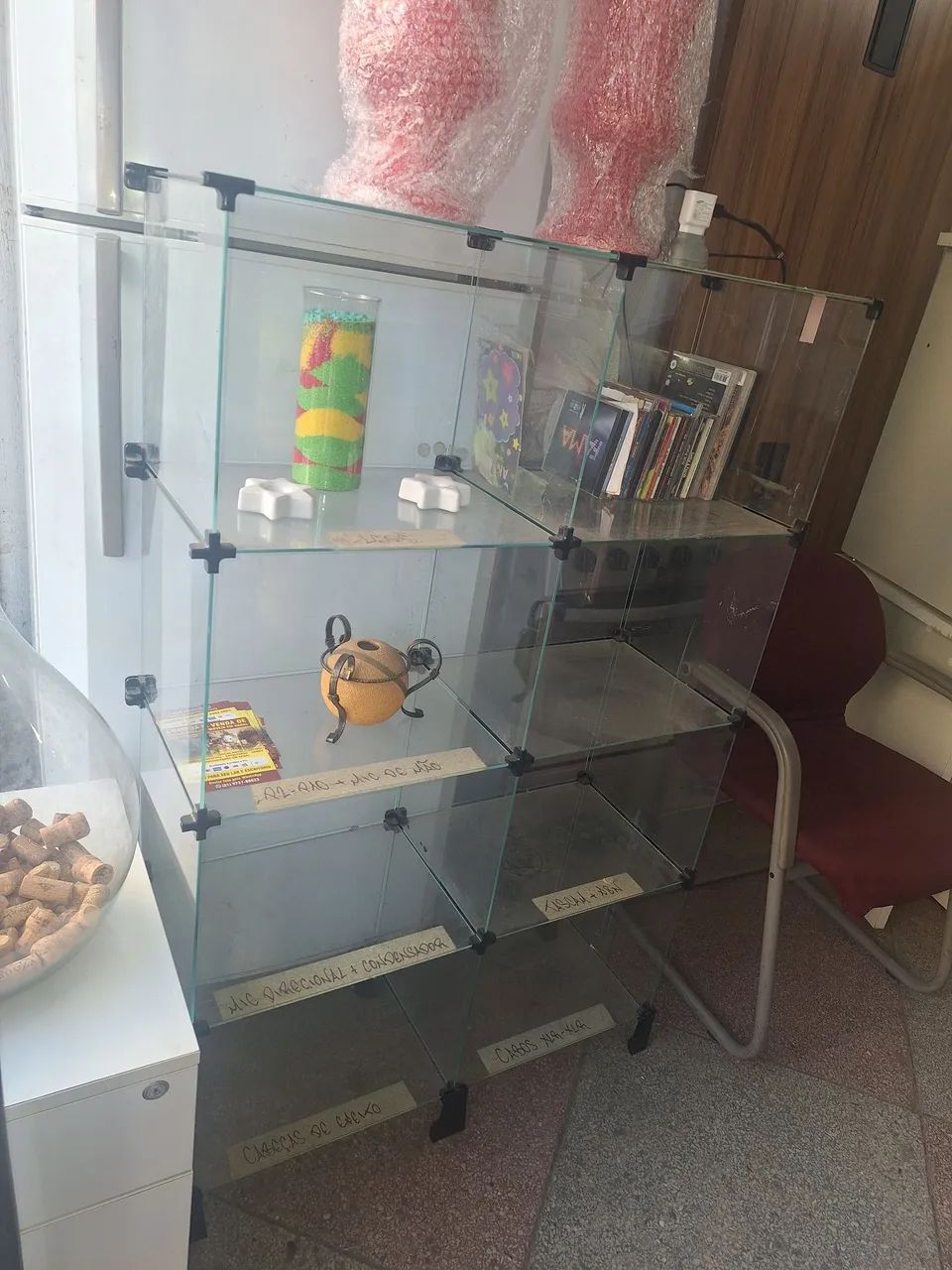 Vitrine em bom estado. 