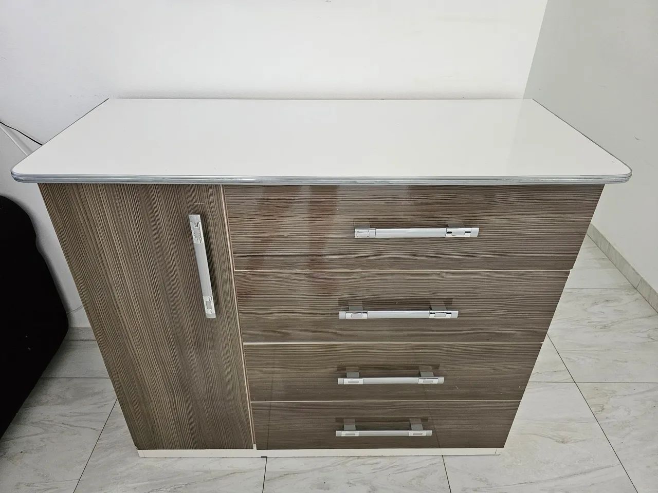 Cômoda 4 gavetas e porta lateral (Bem Conservada)