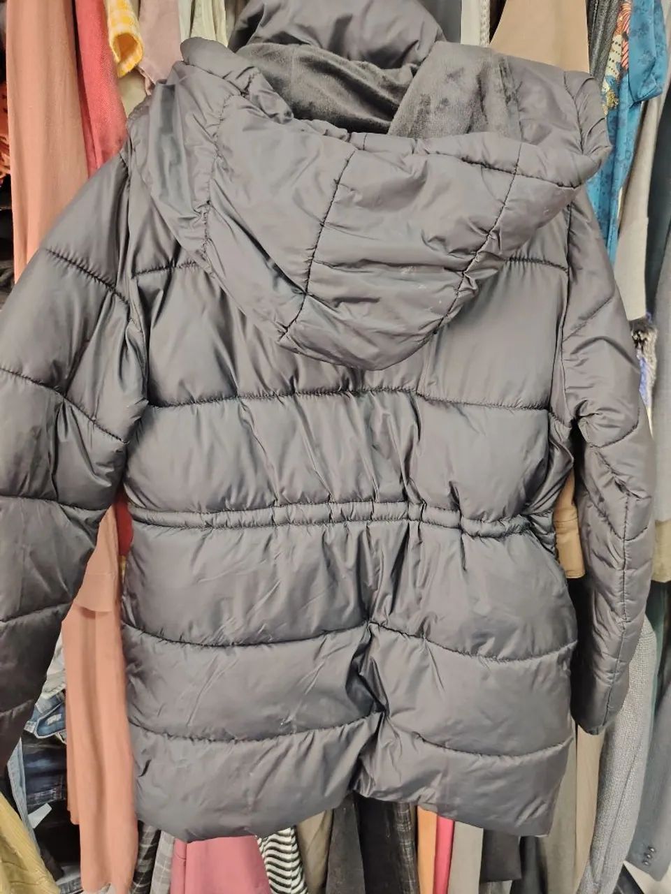 Jaqueta puffer preta acolchoada - Foto 3